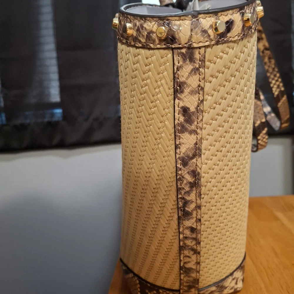 Michael Kors Izzy Meduim Fan Straw Tote - Picture 14 of 16